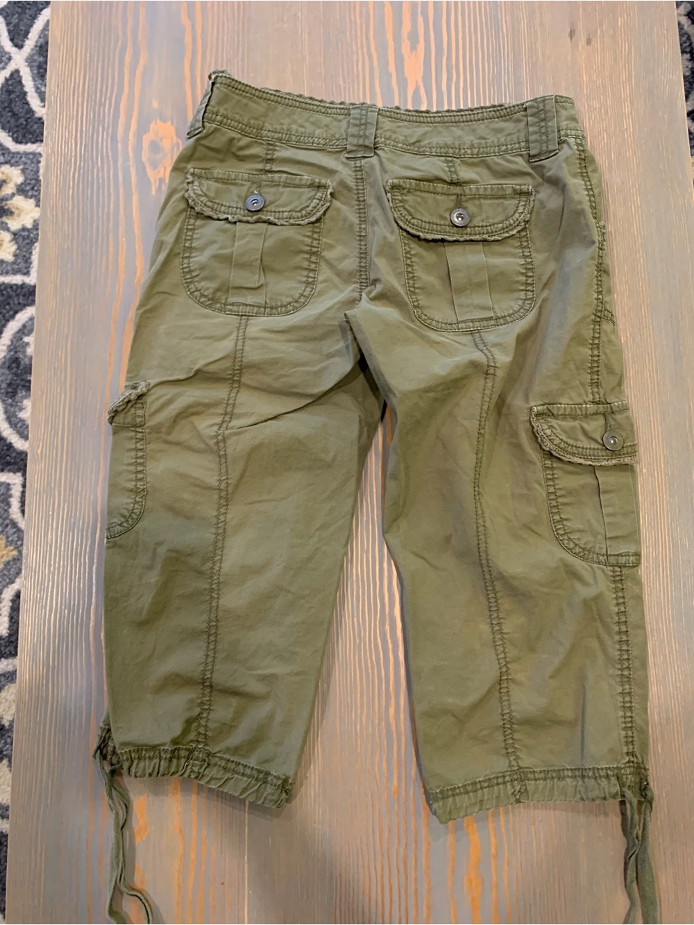 Women’s Arizona Jean Company Olive Green Cargo Capris - Picture 2 of 3